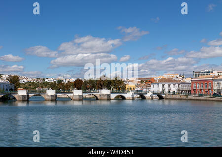 Der Ponte Romana, eine alte Brücke über den Fluss Gilao in Tavira an der Algarve, Portugal. Stockfoto