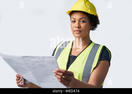 Studio Portraitfotos der weiblichen Architekt Studium Pläne gegen den weißen Hintergrund Stockfoto