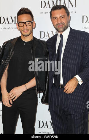 Japanische Football Star Hidetoshi Nakata zurückgezogen, Links, wirft mit einem Executive während einer Werbeveranstaltung für Damiani Schmuck in Hongkong, China, 4 J Stockfoto