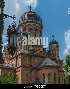 Berühmte orthodoxe Kirche der Drei Heiligen Stadt in Czernowitz, Ukraine. Ehemalige Metropolitan Home Kirche auf dem Gebiet der Czernowitzer Universität Stockfoto