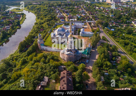 Blick von der Höhe des Borisoglebsky Kloster auf einem Juli Tag. Torschok, Russland Stockfoto