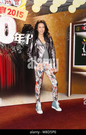 Hong Kong Sängerin und Schauspielerin Karen Mok stellt, wie sie für einen Jahrestag Charity fundraising Dinner statt von Hong Kong darstellende Künstler Guild eintrifft Stockfoto