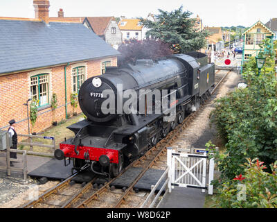 Das Royal Norfolk Regiment Lokomotive 90775, Dampfzug auf der North Norfolk Bahnhof, Sheringham UK. Hingegen ungeschärft. Stockfoto