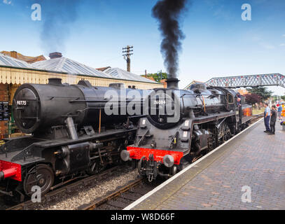 Das Royal Norfolk Regiment loco 90775, linken und unteren Darwen loco 76084 Dampfzüge auf der North Norfolk Bahnhof, Sheringham. Hingegen ungeschärft. Stockfoto
