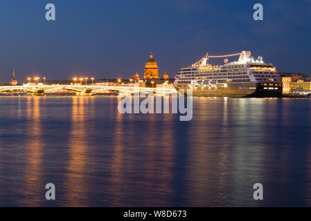 ST. PETERSBURG, Russland - 20. JUNI 2019: Juni Nacht auf dem Fluss Newa Stockfoto