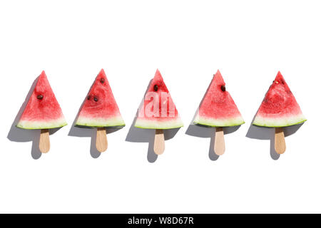 Stück Wassermelone auf isolierten weißen Hintergrund. Minimal Style Stockfoto