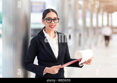 Geschäftsfrau mit einem Papier in der Stadt. Stockfoto
