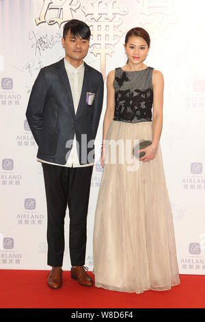 Hong Kong Schauspielerin Chrissie Chau, rechts, und Hong Kong Schauspieler Gordon Lam nehmen an der Premiere für ihren neuen Film "Ein Inspektor Ruft" in Hongkong, Kinn Stockfoto