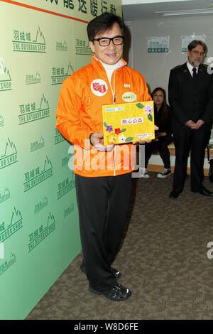 Hong Kong Action Star Jackie Chan stellt während einer Wohltätigkeitsveranstaltung in Hongkong, China, 3. Februar 2015. Stockfoto