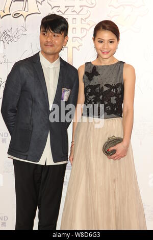 Hong Kong Schauspielerin Chrissie Chau, rechts, und Hong Kong Schauspieler Gordon Lam nehmen an der Premiere für ihren neuen Film "Ein Inspektor Ruft" in Hongkong, Kinn Stockfoto