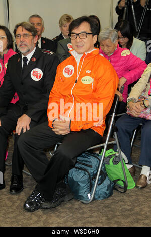 Hong Kong Action Star Jackie Chan, Mitte, besucht eine Wohltätigkeitsveranstaltung in Hongkong, China, 3. Februar 2015. Stockfoto