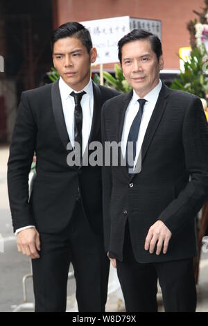 Charles Heung Wah-Keung, rechts, Chairman von China Star Entertainment Ltd., und sein Sohn Jacky Heung Cho nehmen an der Trauerfeier für seinen Bruder Jim Stockfoto