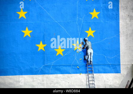 Urban Art kommentiert den Brexit, als der Star, der Großbritannien repräsentiert, von der EU-Flagge abgeschlagen wird. Das politische Wandgemälde begrüßt den Verkehr in Dover. Stockfoto