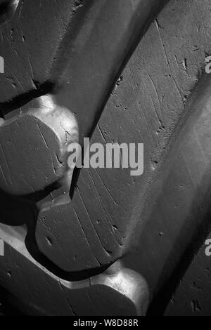 Alte gebrauchte Rad, das Laufflächenprofil. Close up vertikale Foto Stockfoto