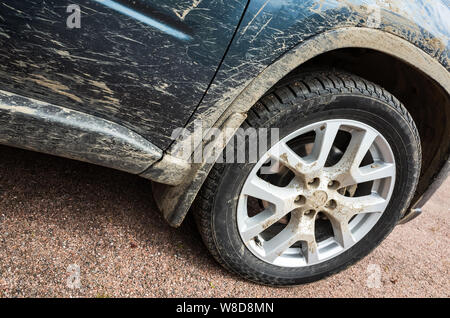 Dirty 4 x 4 SUV Auto Rad mit Leichtmetall Disc steht auf ländlichen Road, off-road racing Theme Stockfoto