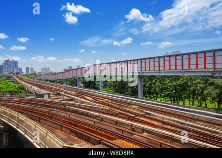 Die Züge fahren auf erhöhten Schienen der BTS U-Thailand, Bangkok Mass Rapid Train (MRT) fährt auf der Strecke. Stockfoto