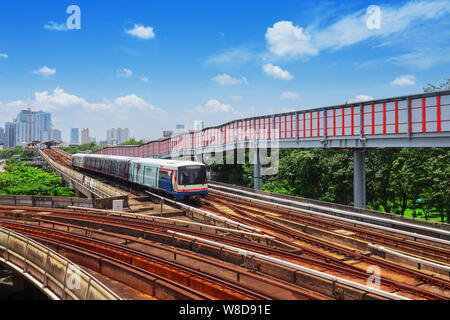 Die Züge fahren auf erhöhten Schienen der BTS U-Thailand, Bangkok Mass Rapid Train (MRT) fährt auf der Strecke. Stockfoto