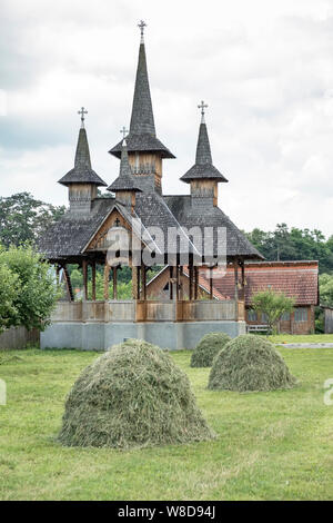 Ieud, Maramureș, Rumänien. Eine typische hölzerne Kirche Gebäude für open-air Services und Versammlungen in der Mitte der traditionellen rumänischen Dorf Stockfoto