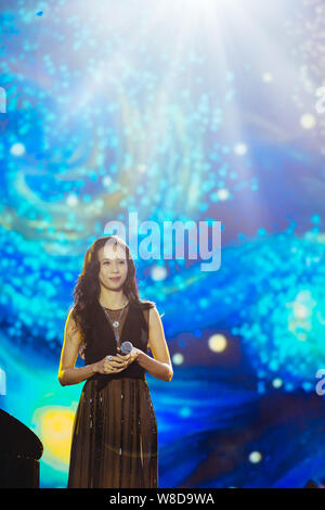 Hong Kong Sängerin Karen Mok führt bei der Verleihung des 19. China Music Awards in Macau, China, 16. April 2015. Stockfoto