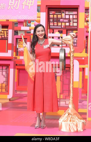Hong Kong Model und Schauspielerin Angelababy stellt bei einer Veranstaltung der bevorstehenden Chinesisches Neujahr in Hongkong, China, 9. Februar 2015 zu feiern. Stockfoto