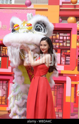 Hong Kong Model und Schauspielerin Angelababy stellt bei einer Veranstaltung der bevorstehenden Chinesisches Neujahr in Hongkong, China, 9. Februar 2015 zu feiern. Stockfoto