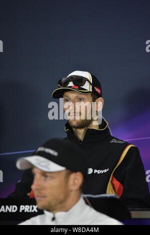 Britische F1 Fahrer Jenson Button von MaLaren, Front, und Französisch F1 Fahrer Romain Grosjean von Lotus besuchen eine Pressekonferenz für die 2015 Formel 1 Kinn Stockfoto