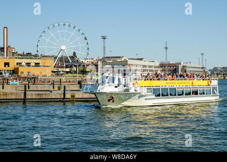 Schiff Sofia in Helsinki Marktplatz - das SkyWheel Riesenrad auf Katajanokka und die Allas Meer Pool Spa auf dem Hintergrund Stockfoto