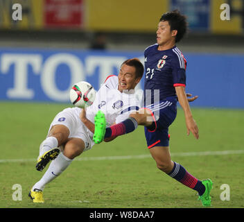 Kim Shin-wook von Südkorea, Links, Herausforderungen Wataru Endo von Japan während ihrer Fußballspiel des Men's East Asian Cup 2015 in Wuhan City, Central Stockfoto