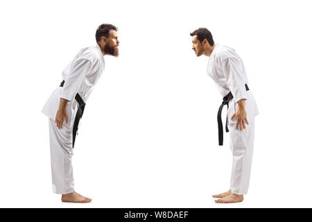 Volle Länge Profil Schuß von zwei Männern in Karate Kimonos isoliert Verbeugung auf weißem Hintergrund Stockfoto