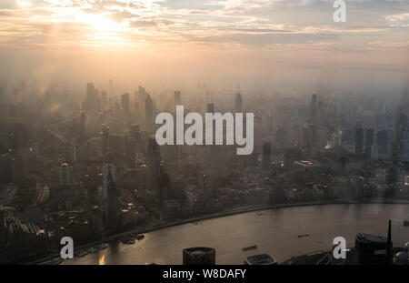 Dieses Bild von der hohen im Shanghai World Financial Center genommen wird, zeigt ein Blick auf den Huangpu Fluß und Wolkenkratzer und Hochhäuser in Puxi, Sha Stockfoto