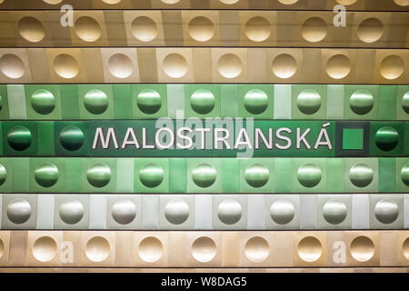 Prag, Tschechische Republik, 23. Juli 2019; Malostranská Station an der Metro. Städtische Szene, Leben in der Stadt, den öffentlichen Transport und Verkehr Konzept. Stockfoto