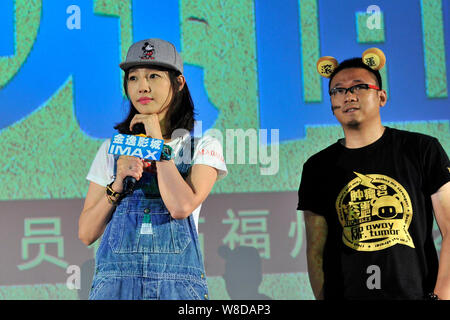 Chinesische Schauspielerin Bai Baihe, Links, und Regisseur Han Yan ein Fan Meeting für ihren Film "Geh weg Herr Tumor" in Fuzhou City besuchen, Südosten Chinas Fuji Stockfoto