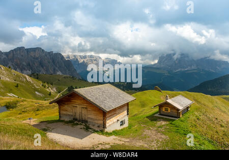 Sommer Blick auf Seceda Geislergruppe Puezgruppe Berg- und Holz- Chalets in Dolomiten, Trentino Alto Adige, Südtirol, Italien Stockfoto