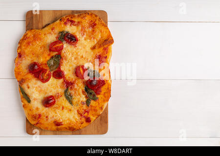 Köstliche Sommer Vorspeise: Vegetarische Pizza mit gegrillten Tomaten und Käse auf dem Holzbrett. Ansicht von oben mit der Kopie auf weißen backgroun Stockfoto