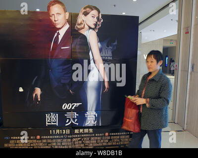 ---- Ein kinogänger Spaziergänge Vergangenheit für ein Poster des Films pectre' in einem Kino in Kunshan City, Central China Provinz Hubei, 7. November 2015. Mit Stockfoto