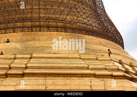 Holzkonstruktion mit Arbeiter rund um die goldene Shwedagon Pagode in Yangon, Myanmar/Burma. Stockfoto