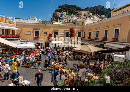 Italien, Capri, Touristen in den berühmten Platz. Stockfoto