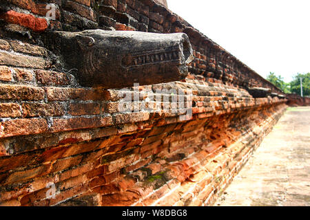 Red brick wall mit der gebrochenen Kopf eines Drachen am 'Mingun Pahtodawgyi' Monument in der Nähe von Mandalay, Myanmar/Burma. Stockfoto