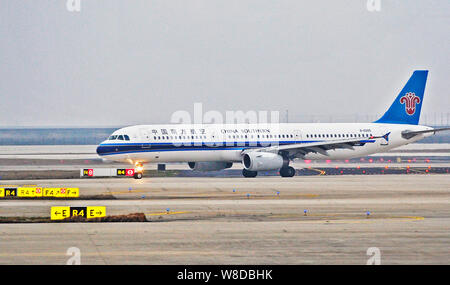 ---- Ein Flugzeug von China Southern Airlines landet auf dem internationalen Flughafen Shanghai Pudong in Shanghai, China, 15. März 2015. China Southern Stockfoto