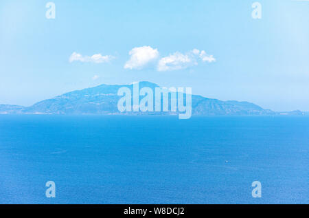 Italien, Capri, mit Blick auf das herrliche blaue Meer von der Spitze der Insel Stockfoto