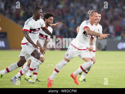 Philippe Mexes von AC Mailand, rechts, feiert mit den Mitgliedern des Teams, nachdem er ein Ziel gegen Inter Mailand in einem Fußballspiel während der 2015 International Stockfoto