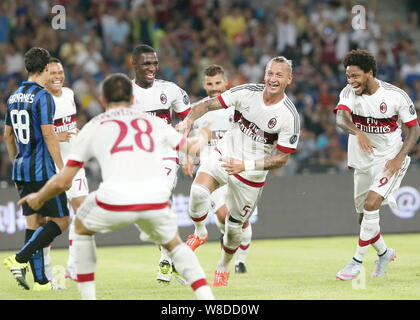 Philippe Mexes von AC Mailand, Links, feiert mit den Mitgliedern des Teams, nachdem er ein Ziel gegen Inter Mailand in einem Fußballspiel während der 2015 Internationa Stockfoto