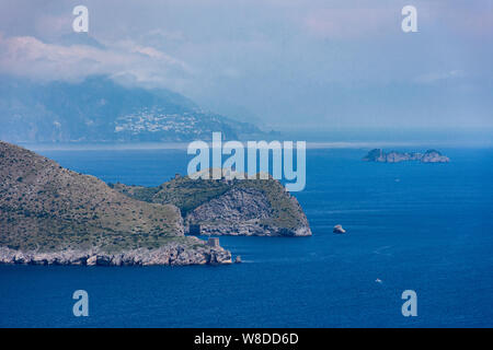 Italien, Capri, mit Blick auf das herrliche blaue Meer von der Spitze der Insel Stockfoto