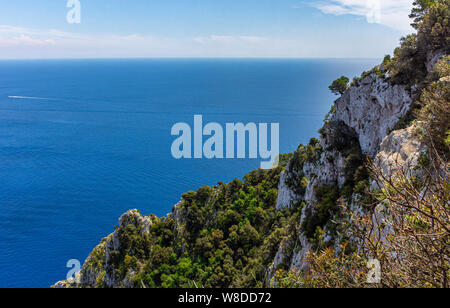 Italien, Capri, mit Blick auf das herrliche blaue Meer von der Spitze der Insel Stockfoto