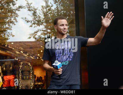 NBA-Star Stephen Curry nimmt an der Eröffnung des Flagship Store von Sportswear Marke unter Rüstung in Shanghai, China, 8. September 2015. Stockfoto
