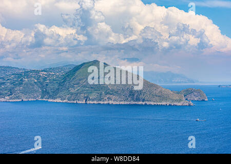 Italien, Capri, mit Blick auf das herrliche blaue Meer von der Spitze der Insel Stockfoto