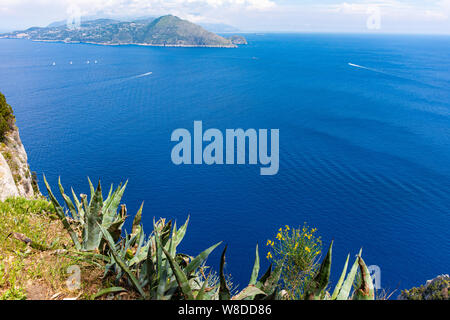 Italien, Capri, mit Blick auf das herrliche blaue Meer von der Spitze der Insel Stockfoto