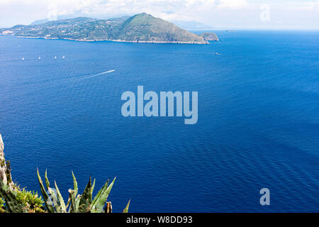 Italien, Capri, mit Blick auf das herrliche blaue Meer von der Spitze der Insel Stockfoto