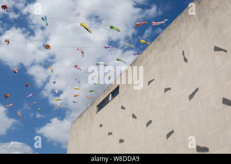 Overhead Tube Kites werfen ihre Schatten auf äußere Betonwand der Royal Festival Hall an der Southbank, am 5. August in London, England. Stockfoto