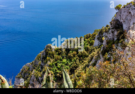 Italien, Capri, mit Blick auf das herrliche blaue Meer von der Spitze der Insel Stockfoto